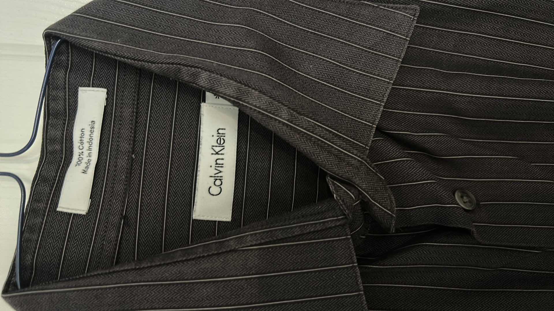 Photo 1 of MENS CLOTHING- CALVIN KLEIN 100% COTTON COLLARED BUTTON DOWN SHIRT SIZE 16 1/2 - 34 35