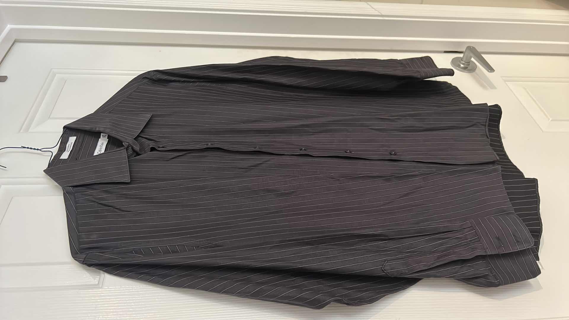 Photo 1 of MENS CLOTHING- CALVIN KLEIN 100% COTTON COLLARED BUTTON DOWN SHIRT SIZE 16 1/2 - 34 35