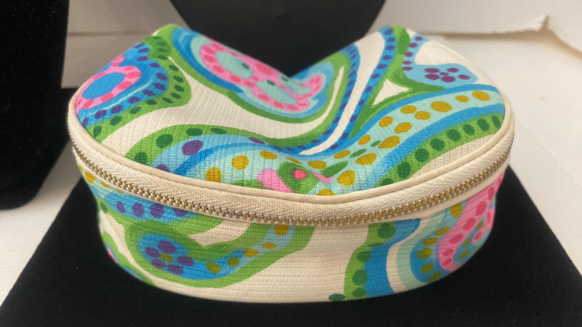 Photo 1 of COSTUME JEWELRY - NECKLACES &  BRACELETS IN BAG