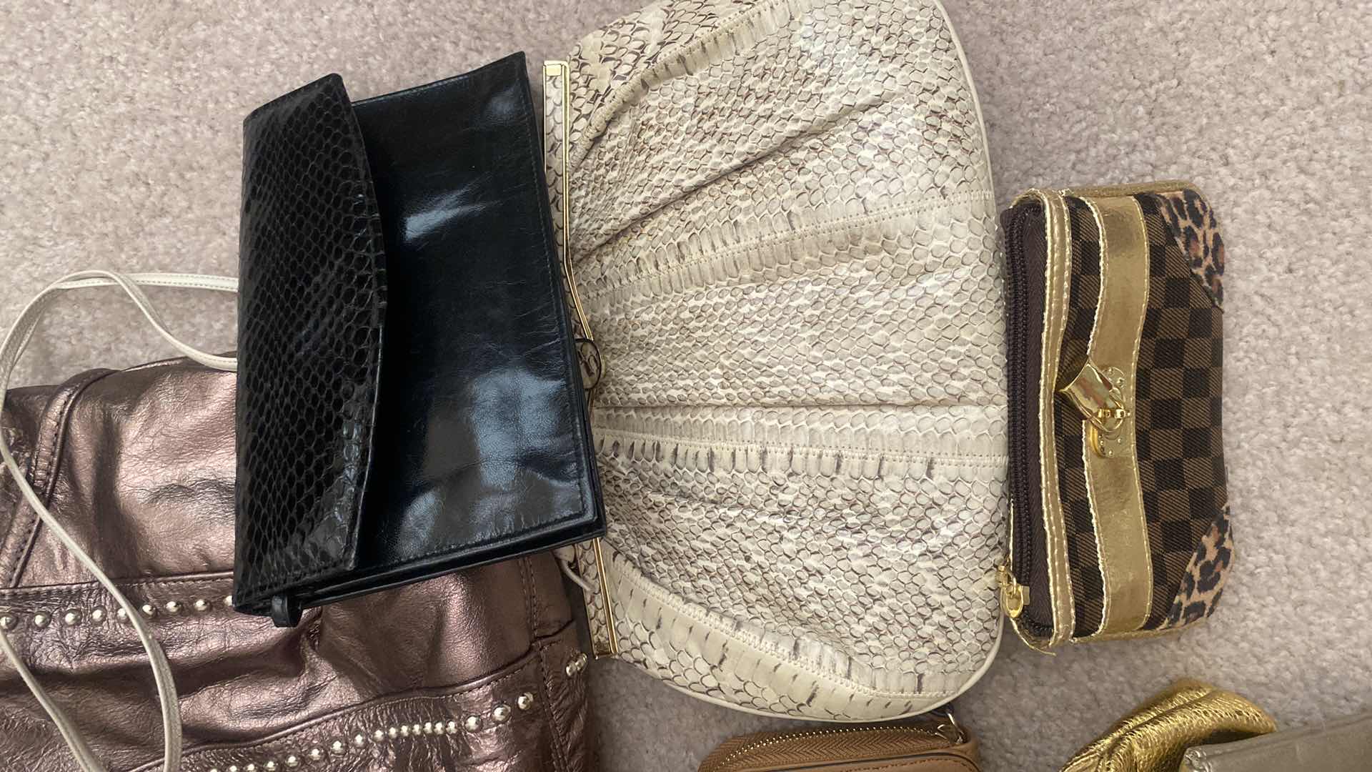 Photo 1 of WOMENS HANDBAG ASSORTMENT