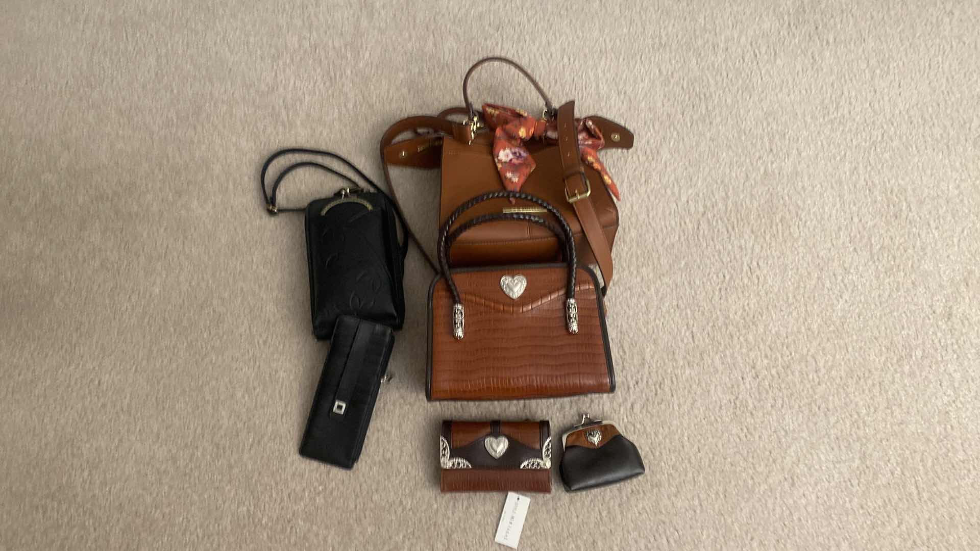 Photo 1 of WOMENS HANDBAG ASSORTMENT