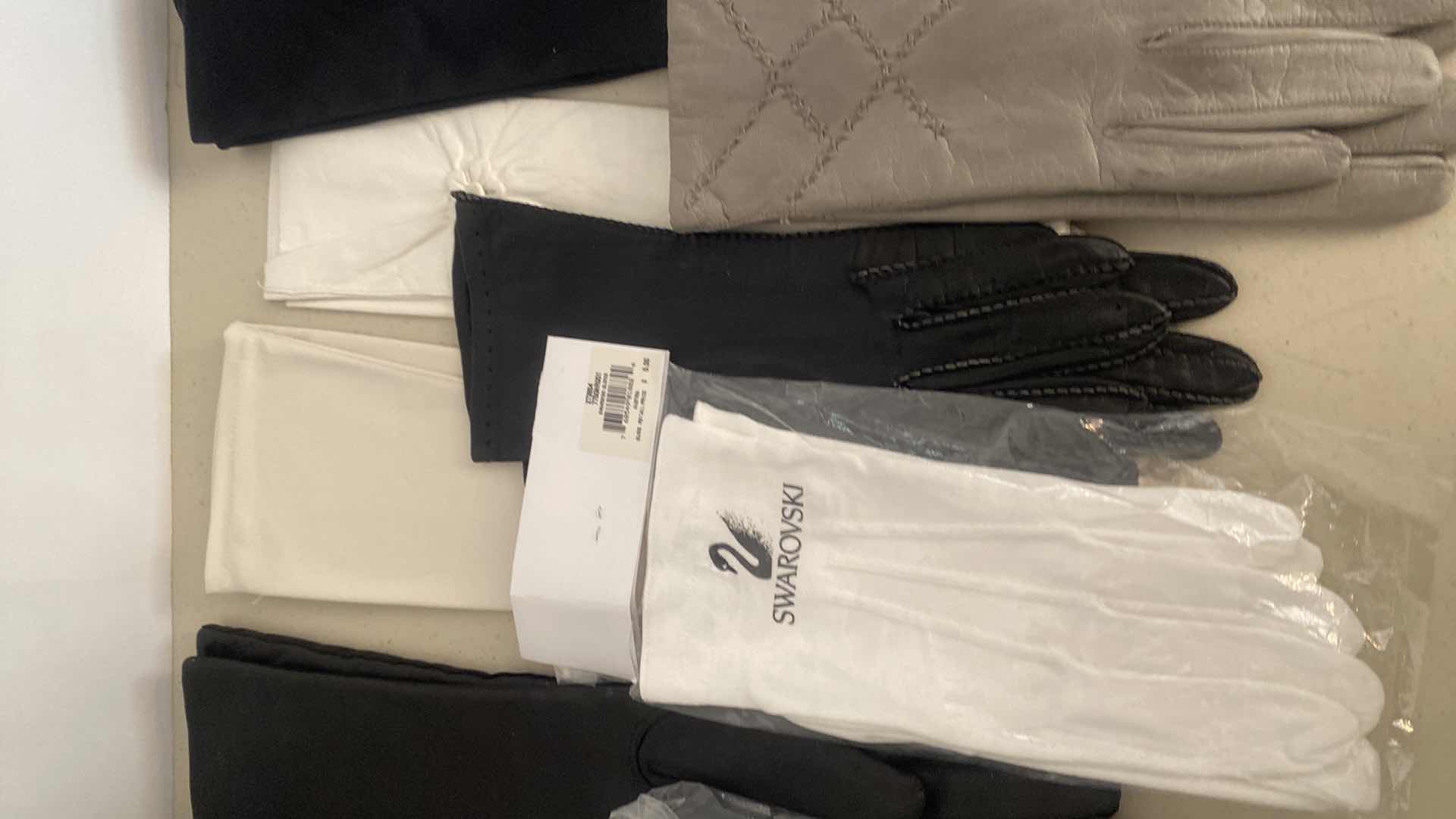 Photo 1 of WOMENS GLOVES