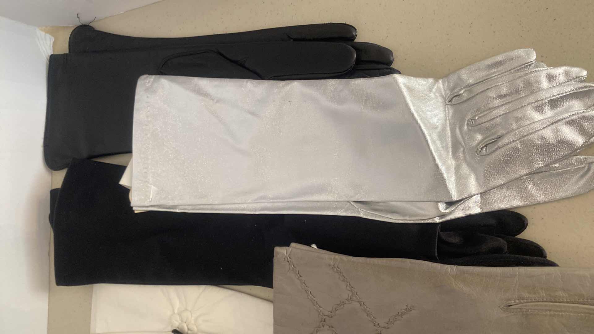 Photo 1 of WOMENS GLOVES