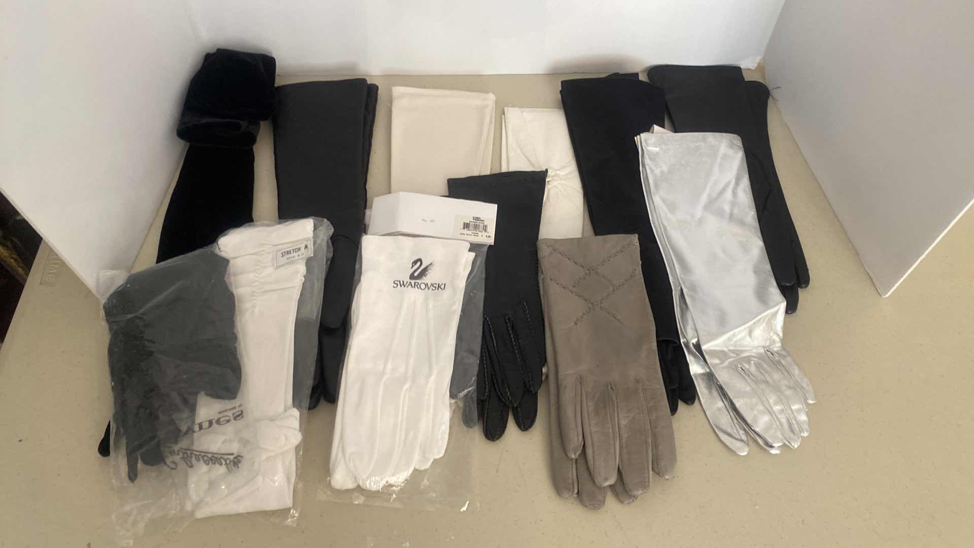 Photo 1 of WOMENS GLOVES