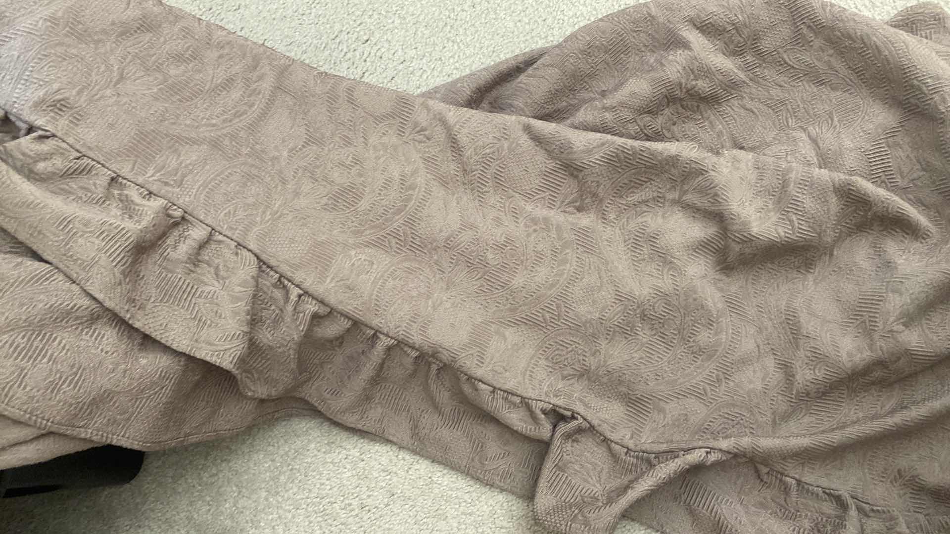 Photo 1 of 2 - LARGE TABLECLOTHS WITH RUFFLES ON EDGE (UNKNOWN SIZE)