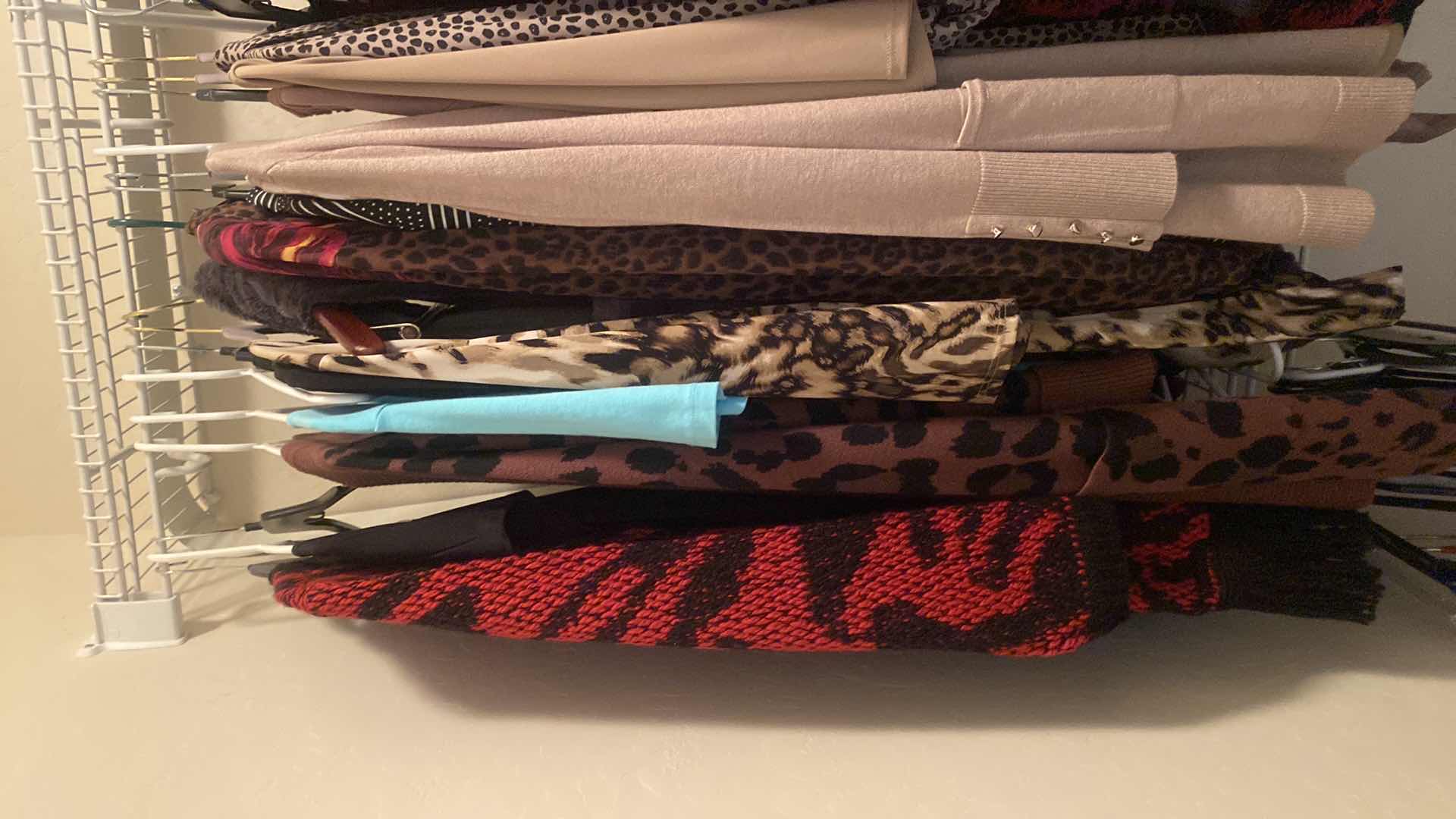 Photo 2 of WOMENS CLOTHING SIZE LARGE & MEDIUM - TOPS AND SWEATERS