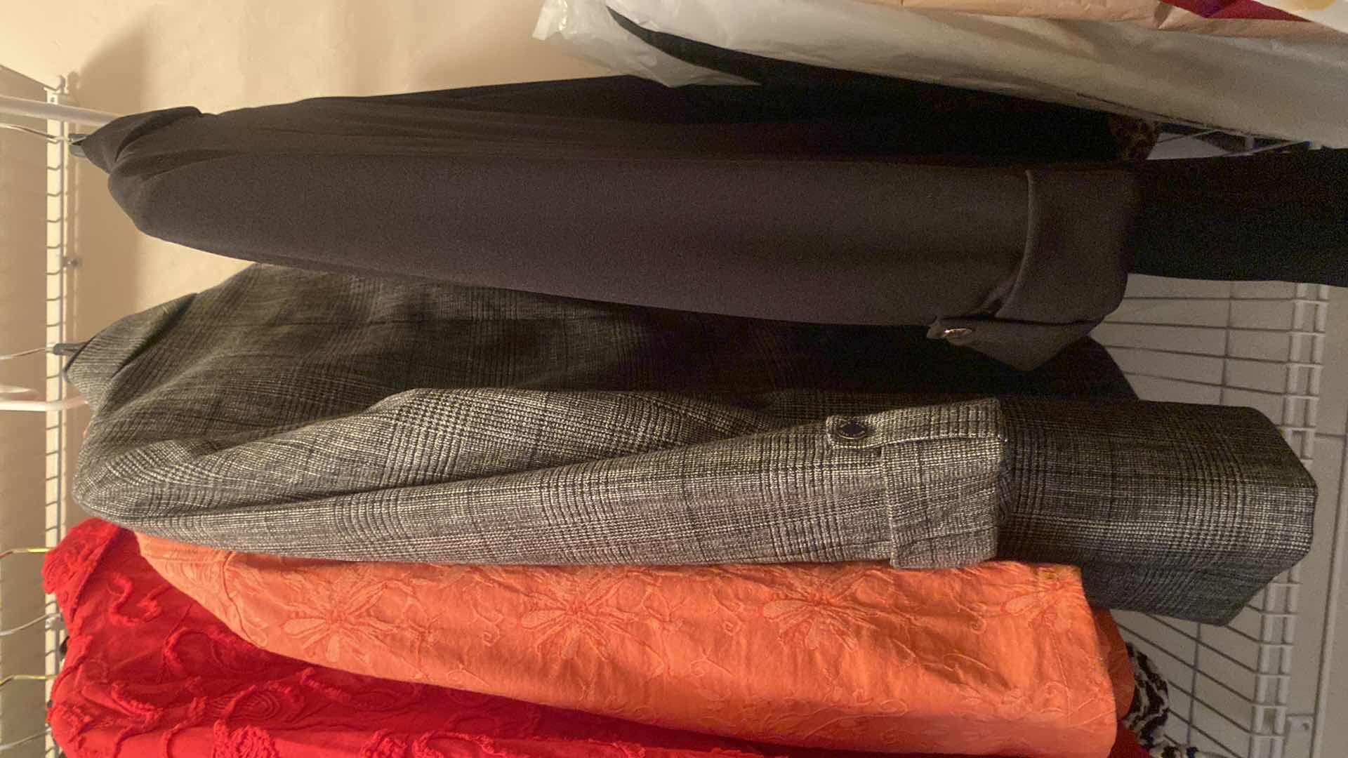 Photo 5 of WOMENS CLOTHING SIZE LARGE & MEDIUM - TOPS AND SWEATERS