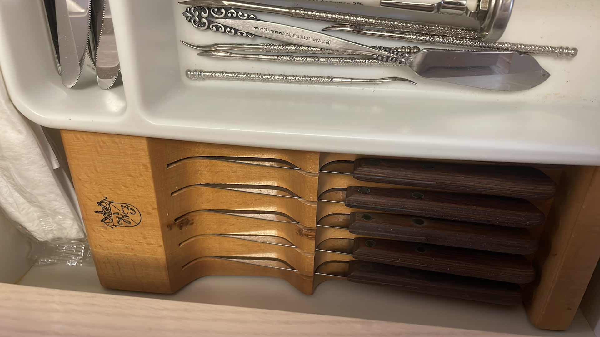 Photo 2 of CONTENTS OF KITCHEN DRAWER- SILVERWARE & KNIVES