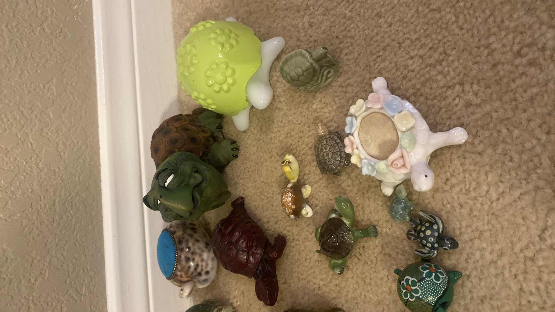 Photo 4 of 22 - TUTRLE COLLECTION LARGEST 5 1/2” x 3”