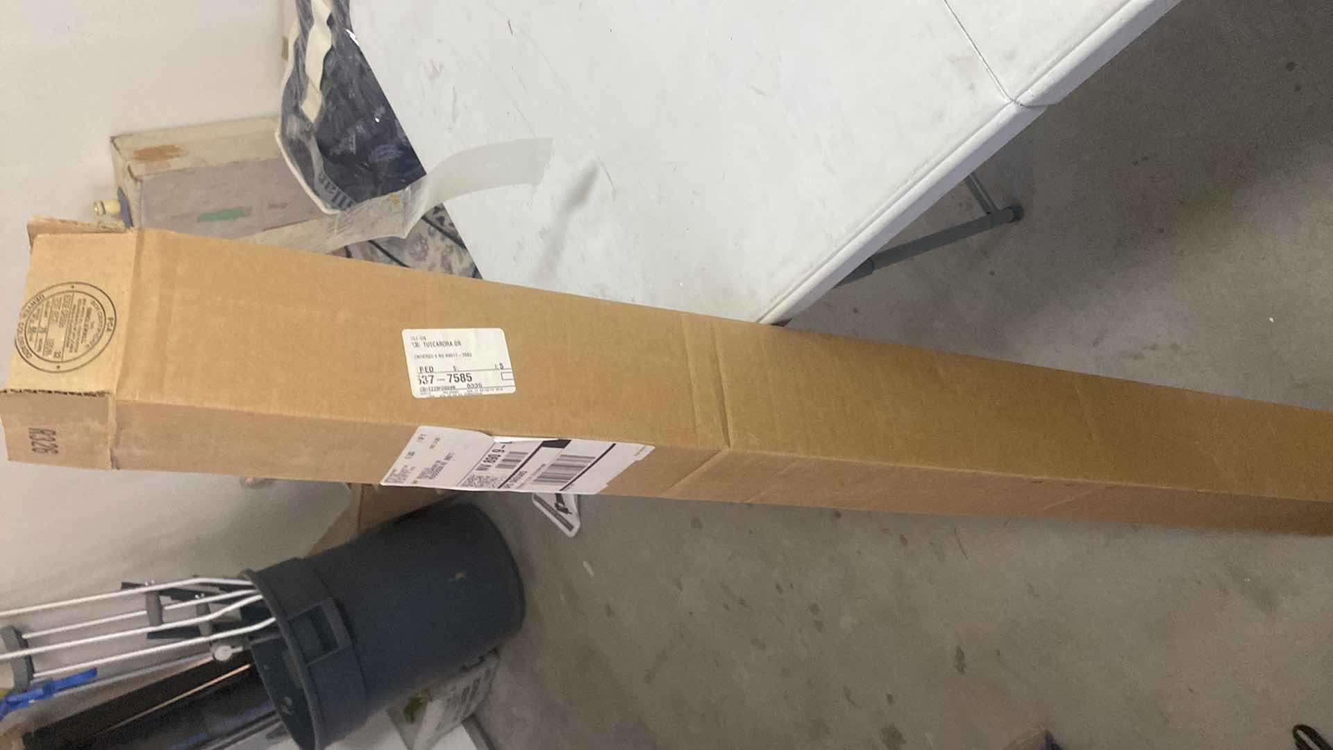 Photo 1 of BOX OF 6 4’ FLUORESCENT LIGHT BULBS