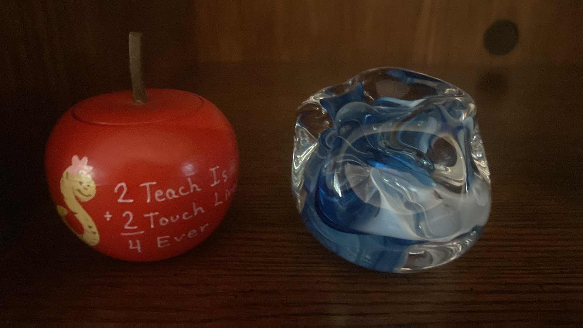 Photo 1 of 3 TRINKETS - APPLE ARTGLASS & BELL H5 1/4”