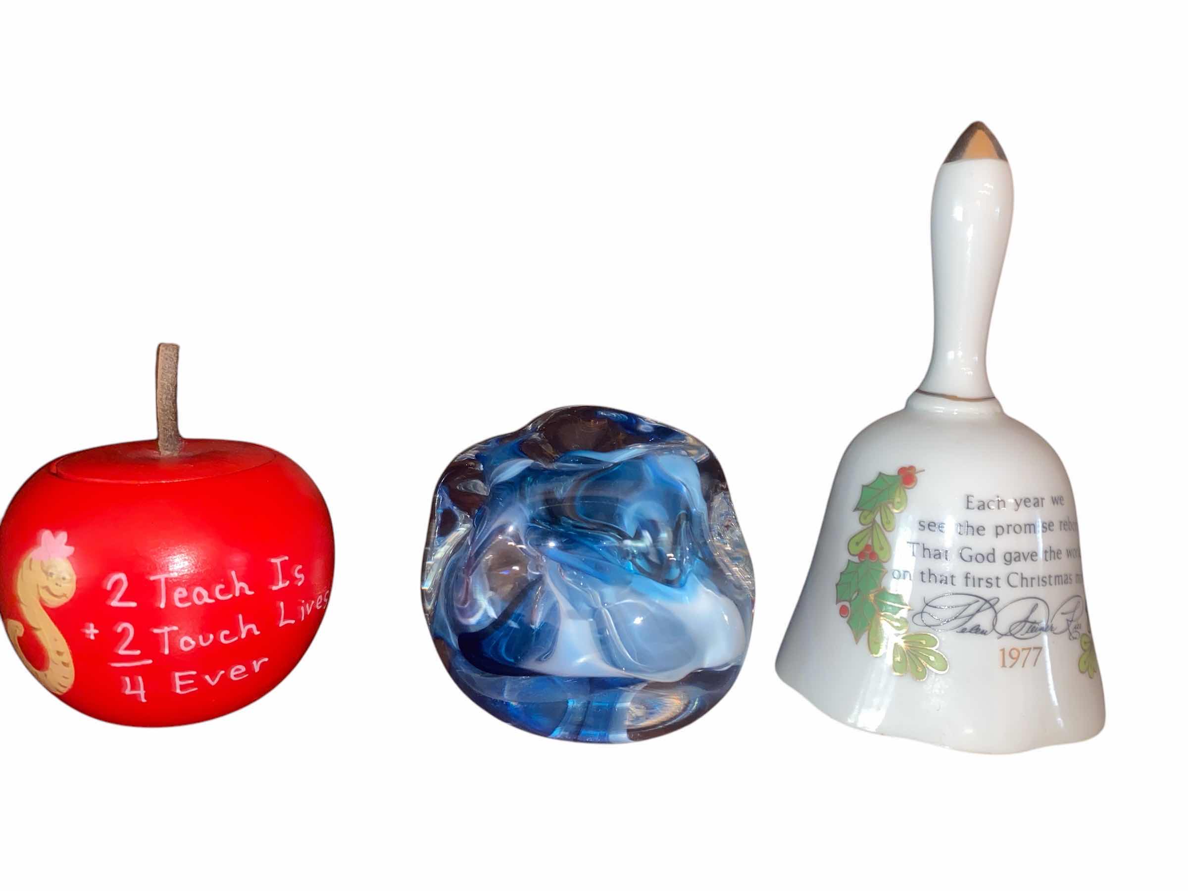 Photo 1 of 3 TRINKETS - APPLE ARTGLASS & BELL H5 1/4”