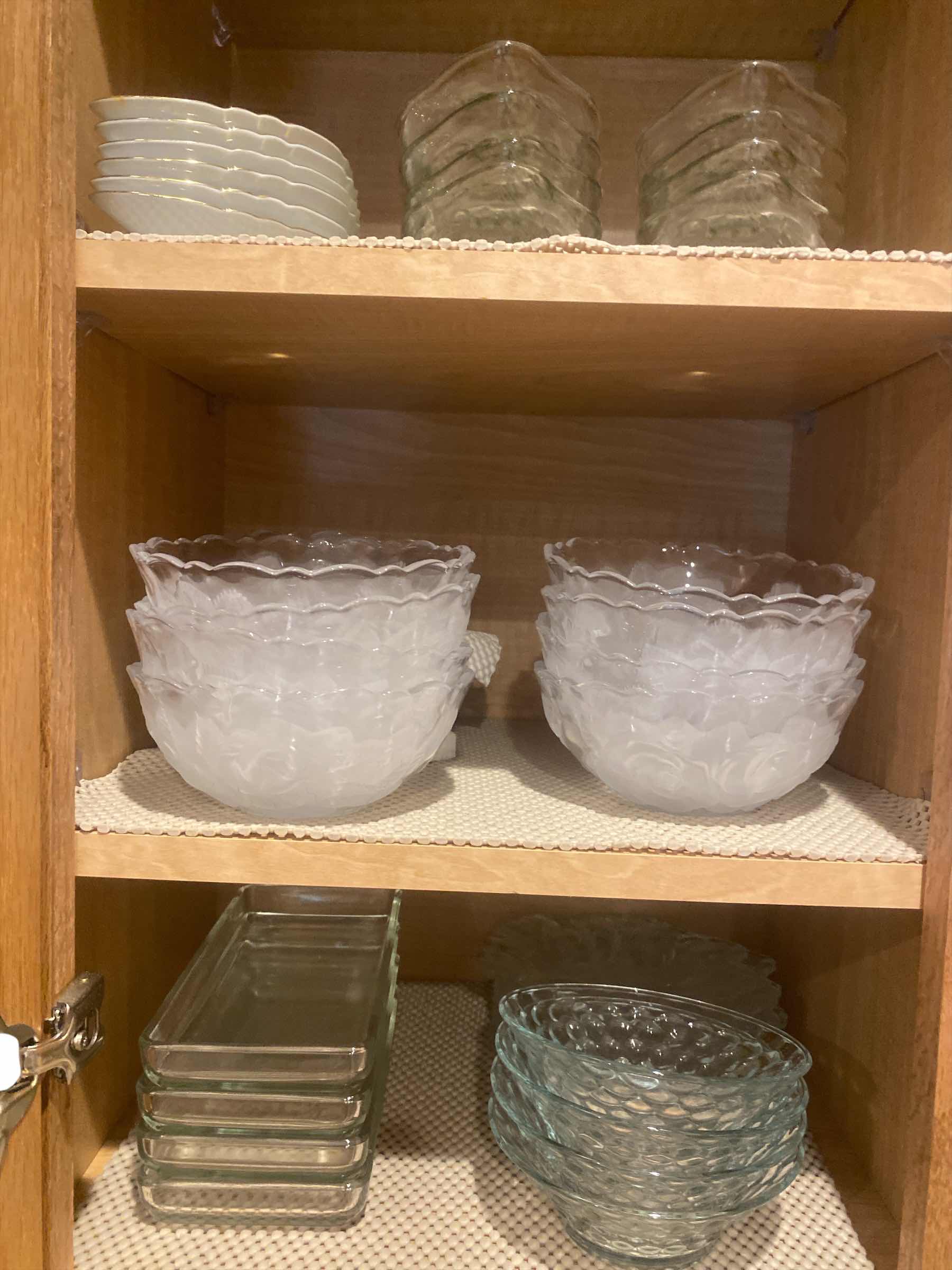 Photo 1 of CONTENTS OF KITCHEN CABINET - GLASS SERVEWARE