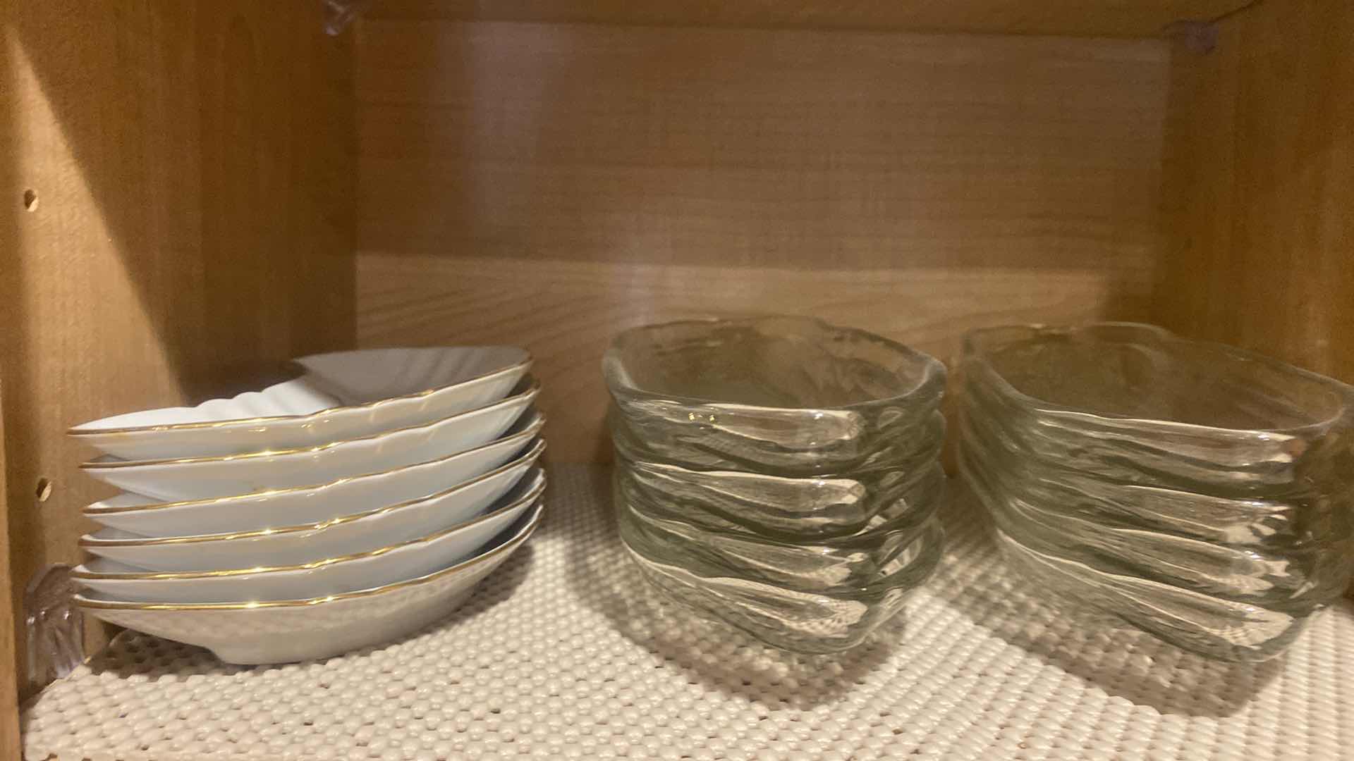 Photo 1 of CONTENTS OF KITCHEN CABINET - GLASS SERVEWARE