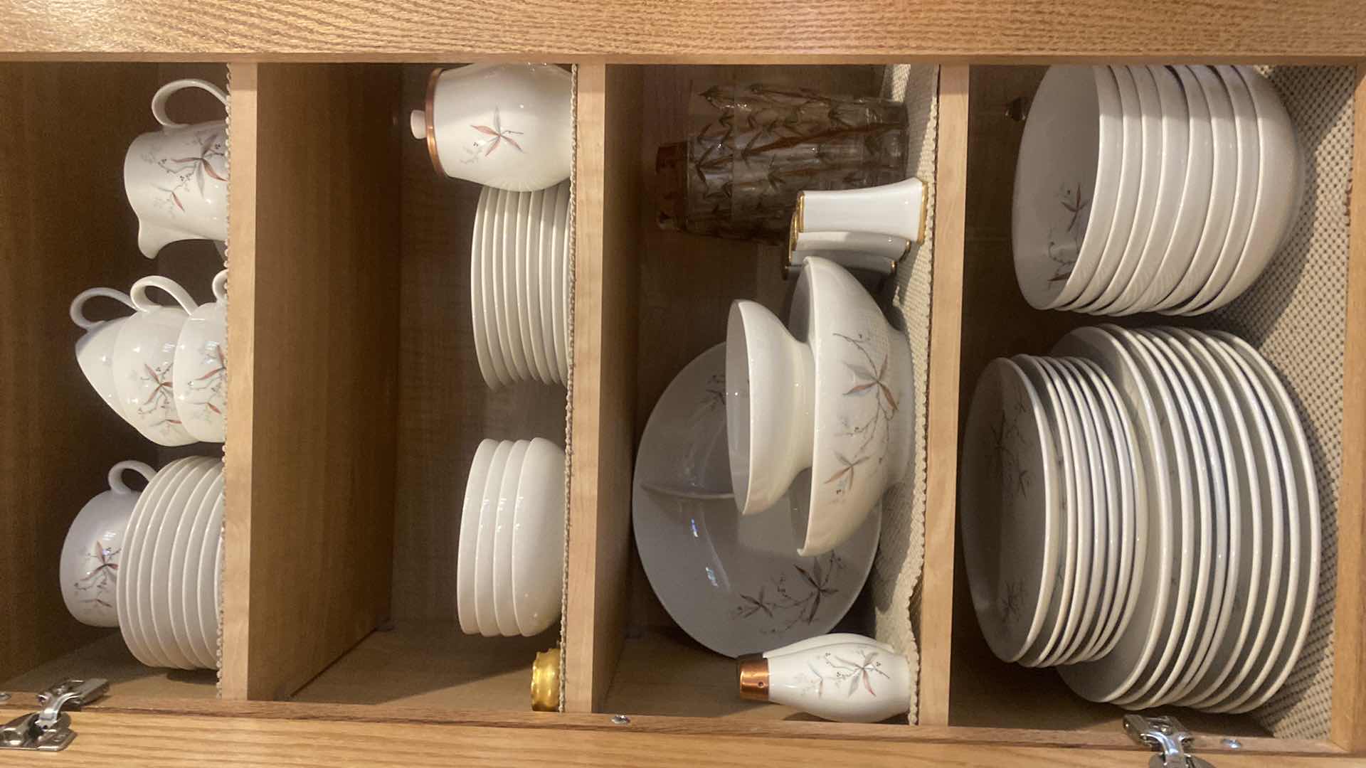 Photo 1 of 64 PIECES - CAREFREE TRYE CHINA SYRACUSE FINESSE MADE IN USA