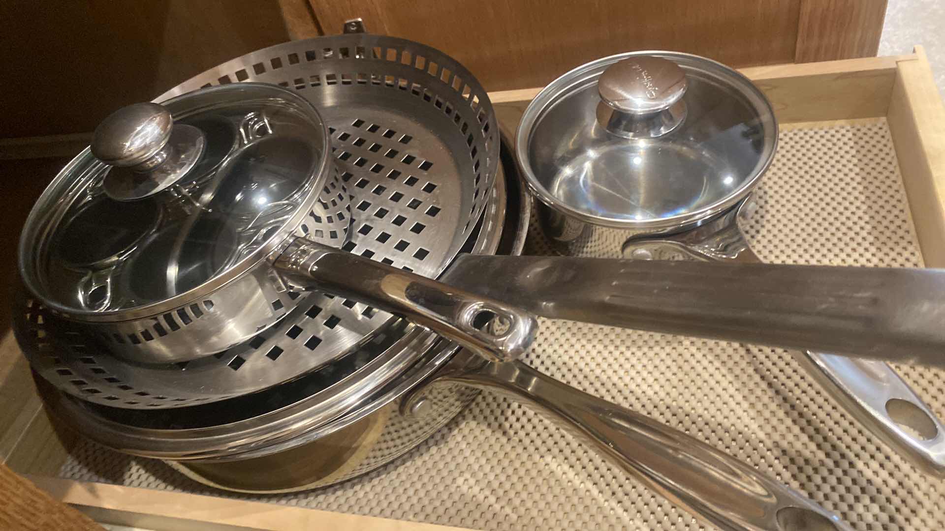 View 4 of CONTENTS KITCHEN CABINET - POTS & PANS WOLFGANG PUCK BISTRO