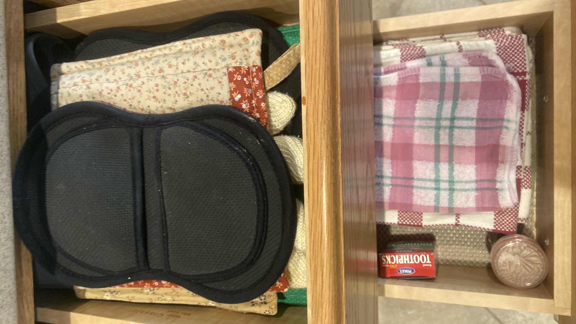 Photo 1 of 4 KITCHEN DRAWERS - POT HOLDERS DISHCLOTHS COOKBOOKS & APRONS