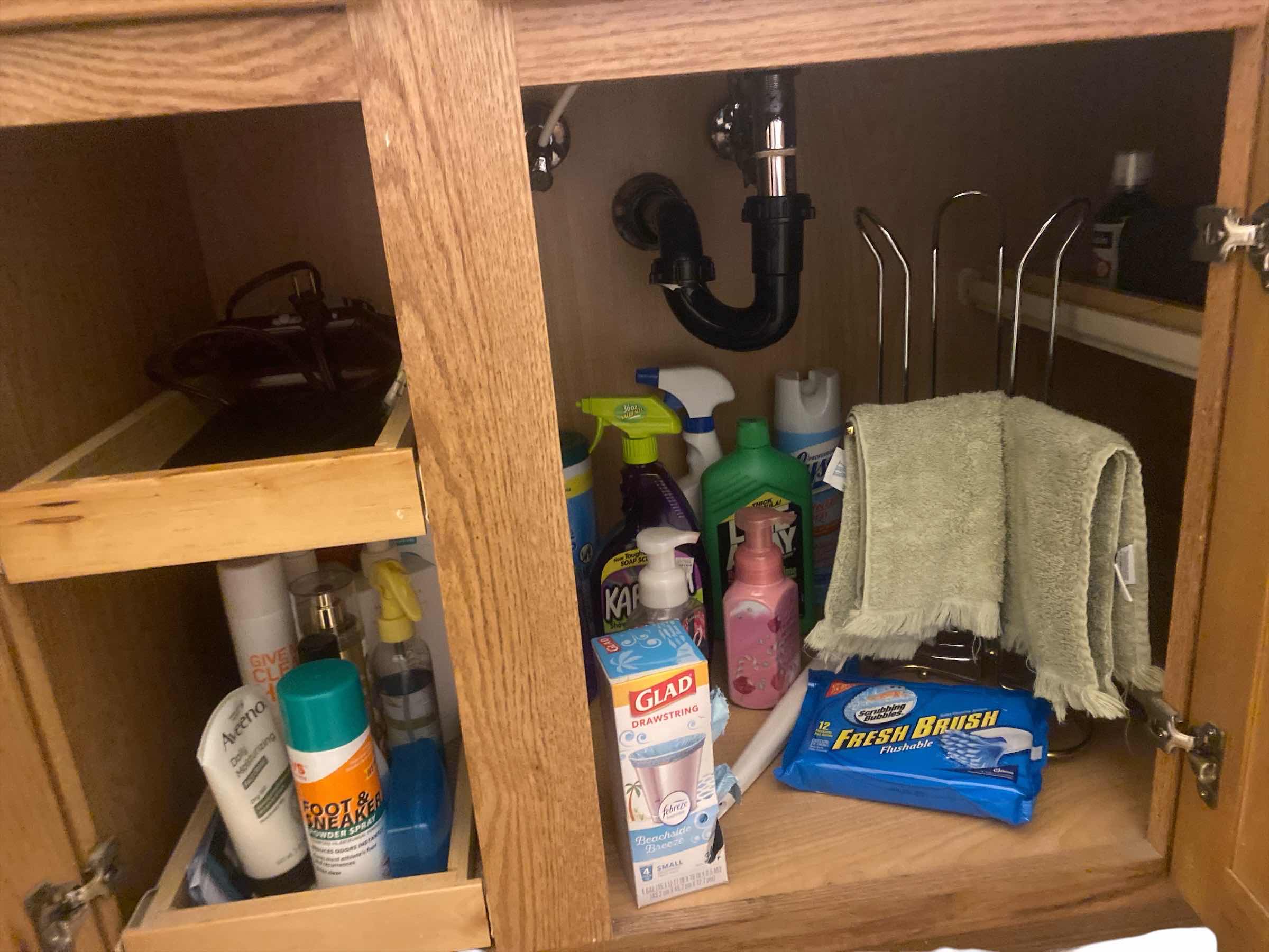 Photo 1 of CONTENTS BATH CABINET - CLEANING & PERSONAL CARE