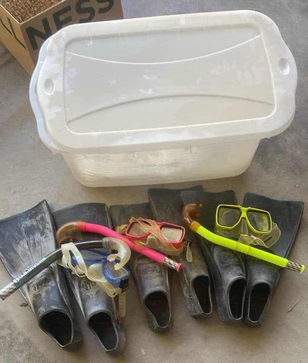 Photo 1 of 3 - SETS MASKS SNORKELS & FINS WITH TOTE