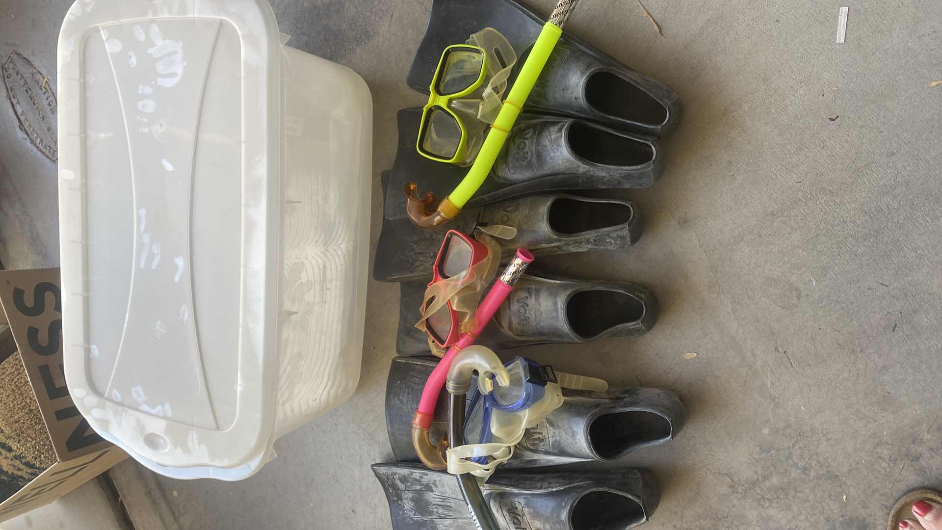 Photo 1 of 3 - SETS MASKS SNORKELS & FINS WITH TOTE