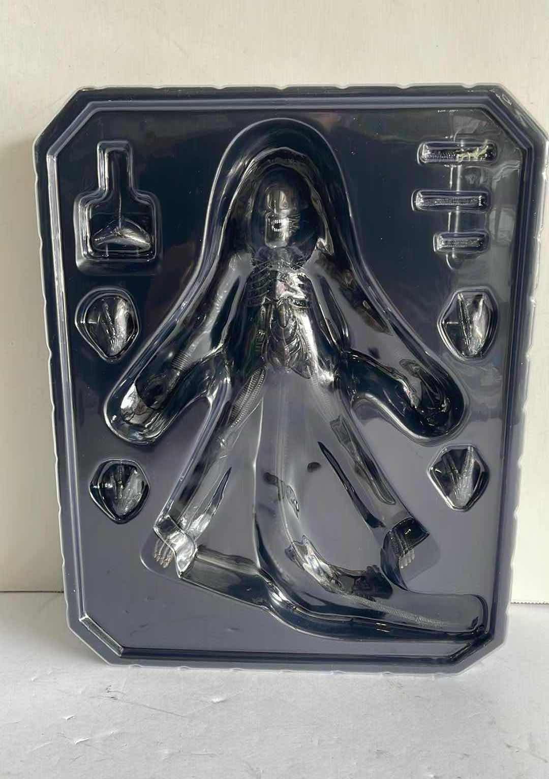 Photo 4 of NIB MEZCO ALIEN ONE:12 COLLECTIVE ACTION FIGURE WITH ACCESSORIES MSRP $69.99