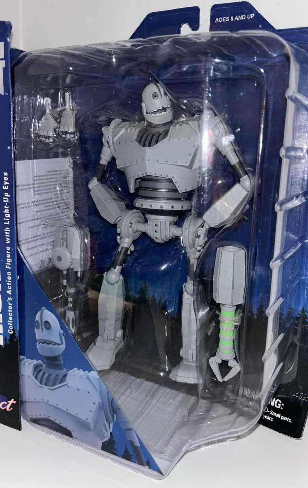 Photo 1 of NEW DIAMOND SELECT TOYS THE IRON GIANT COLLECTOR’S ACTION FIGURE & ACCESSORIES, “BATTLE MODE IRON GIANT” W LIGHT UP EYES