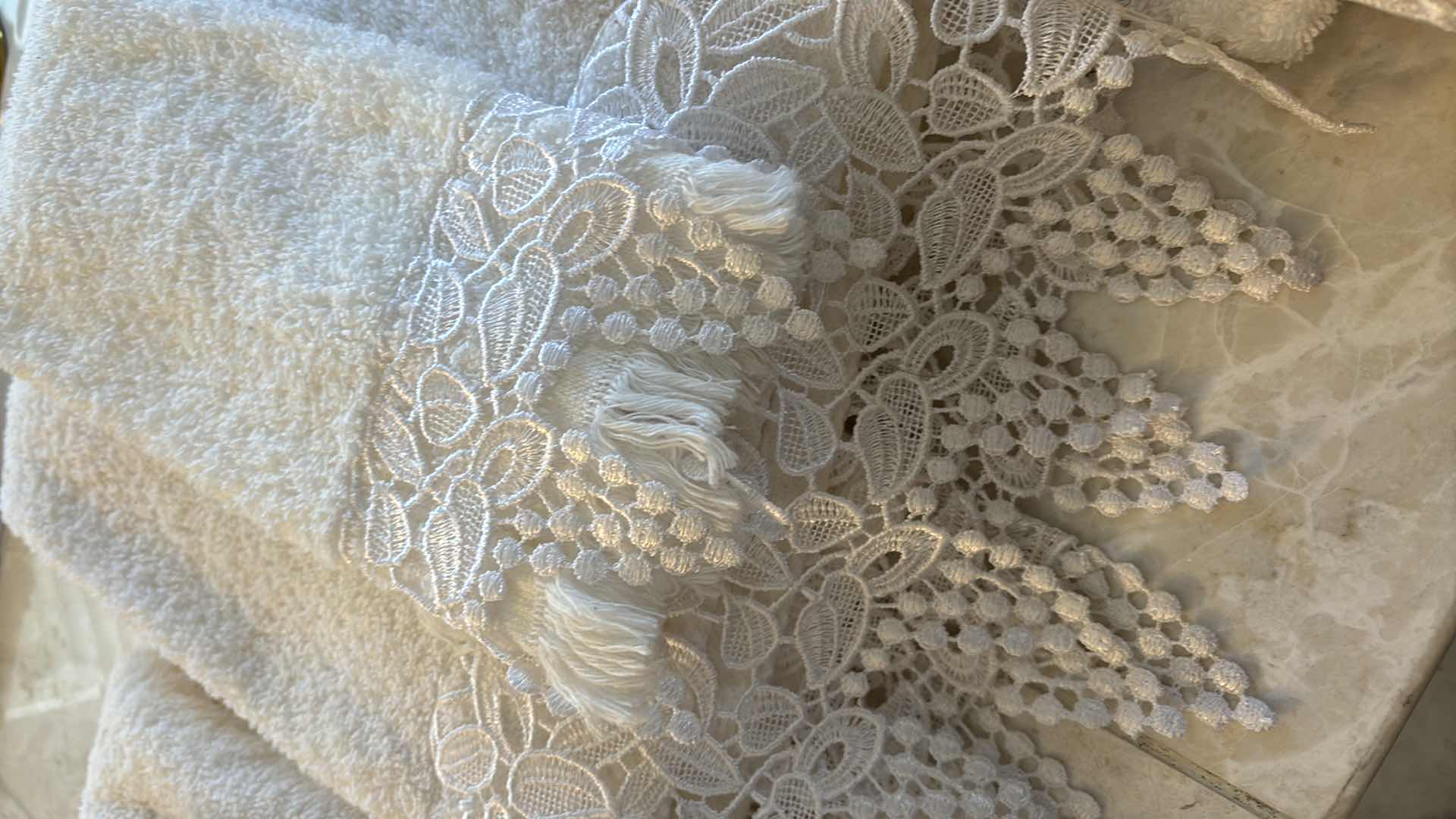 Photo 1 of AVANTI VINTAGE LACE TOWEL SET (8 PCS)