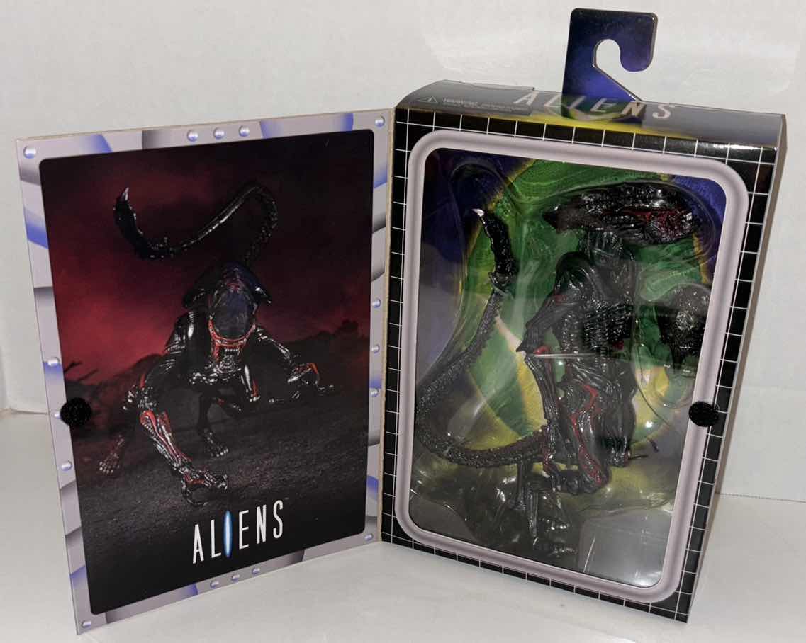 Photo 1 of NEW 2-PACK NECA ALIENS ACTION FIGURE & ACCESSORIES, "NIGHT COUGAR ALIEN W MAGNETIC KAMIKAZE PARASITE"