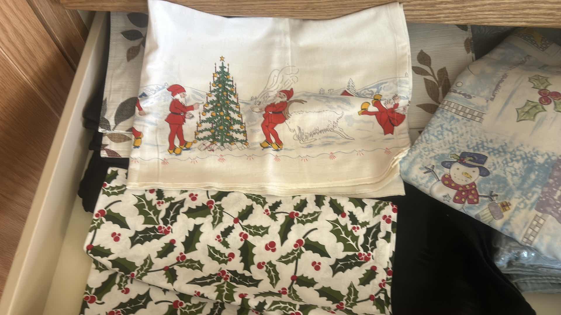 Photo 1 of 3 DRAWERS - TABLE CLOTHES AND MORE