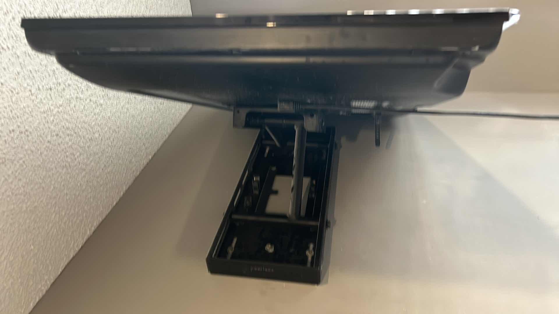 Photo 1 of 40" SAMSUNG TV WITH WALL MOUNT.