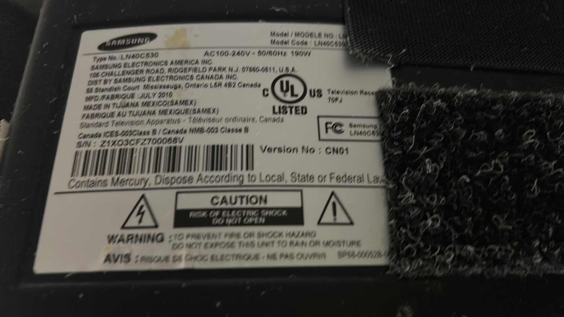 Photo 1 of 40" SAMSUNG TV WITH WALL MOUNT.