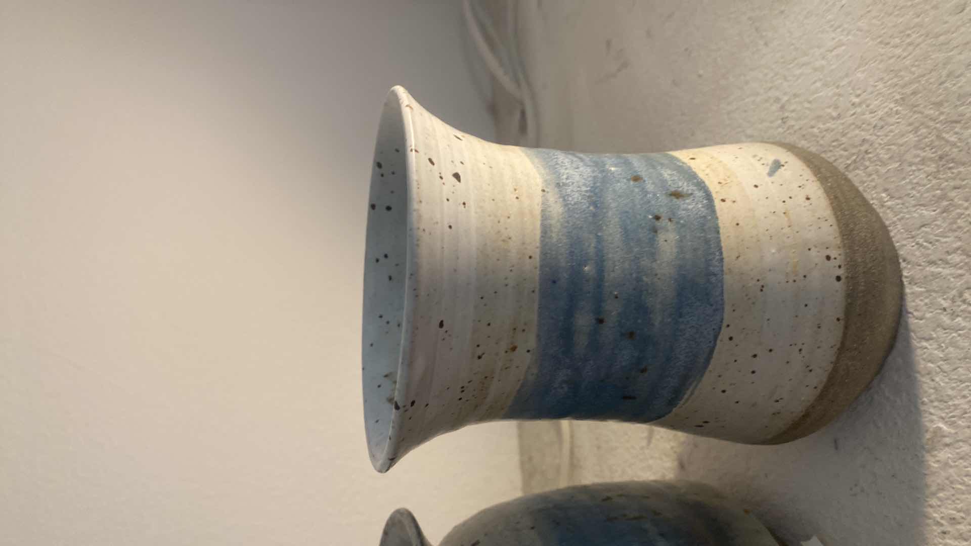 Photo 1 of 2 GLAZED POTTERY H6 3/4”