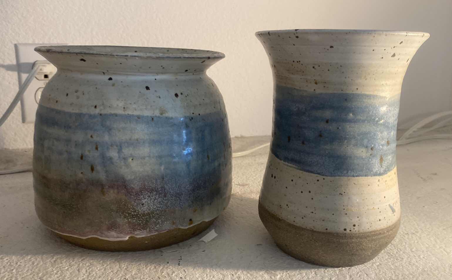 Photo 1 of 2 GLAZED POTTERY H6 3/4”