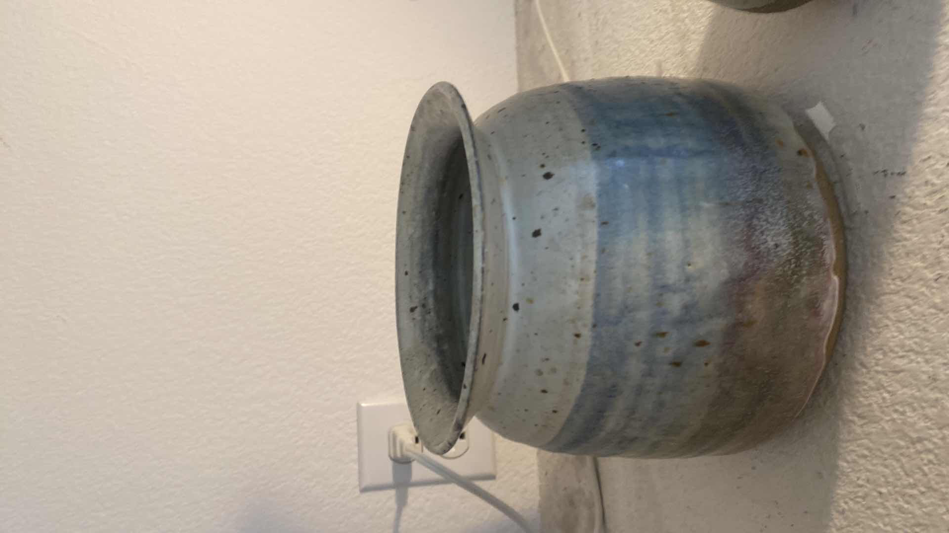 Photo 1 of 2 GLAZED POTTERY H6 3/4”