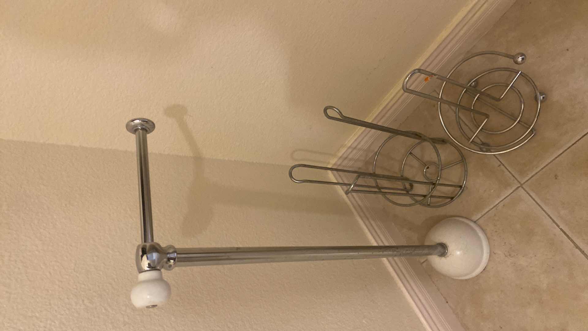 Photo 1 of 3 BATHROOM ACCESSORIES TOILET PAPER HOLDERS & PAPER TIEEL HOLDER