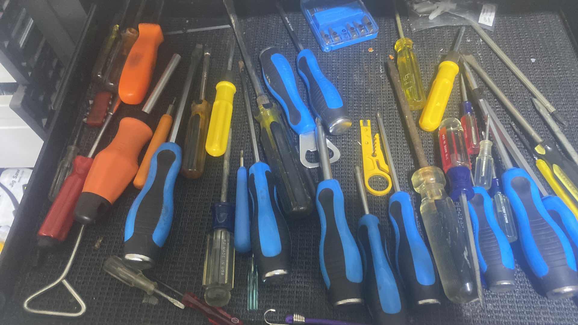 Photo 1 of CRAFTSMAN ROLLING TOOL BOX WITH CONTENTS - HAND TOOLS 30“ x 20“ H33 1/