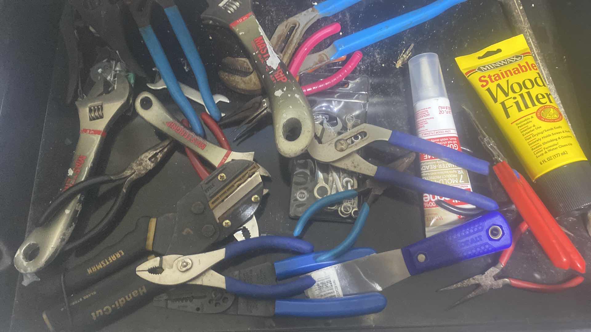 Photo 4 of CRAFTSMAN ROLLING TOOL BOX WITH CONTENTS - HAND TOOLS 30“ x 20“ H33 1/