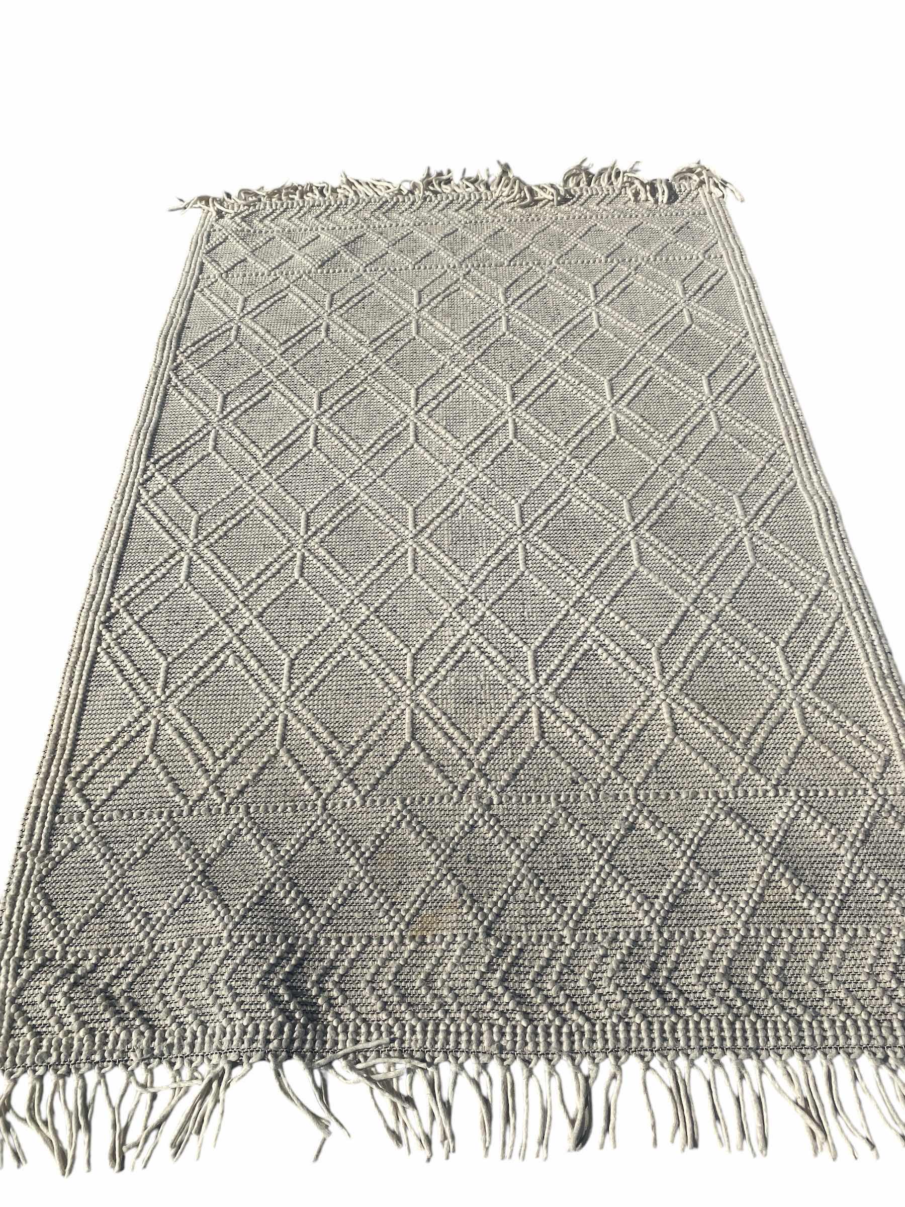 Photo 1 of SURYA CREAM COLOR WOOL AREA RUG 5‘ x 7‘ 6“