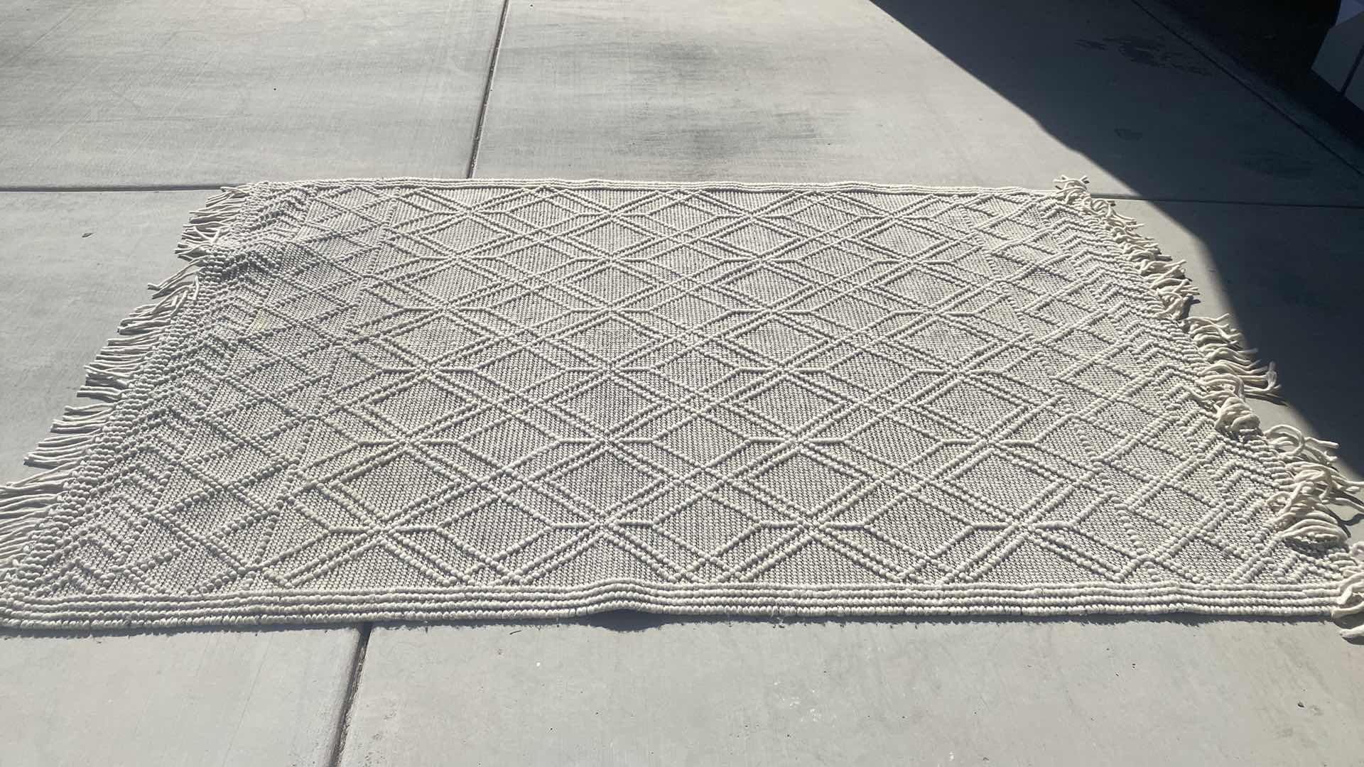 Photo 4 of SURYA CREAM COLOR WOOL AREA RUG 5‘ x 7‘ 6“