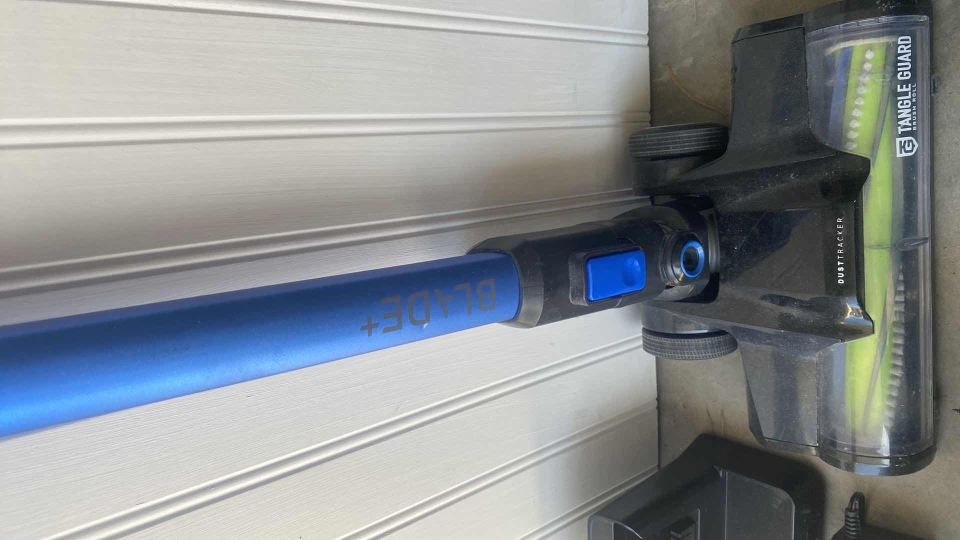 Photo 3 of HOOVER ONEPWR STICK VACUUM - NEEDS NEW BATTERY - DOES NOT CHARGE