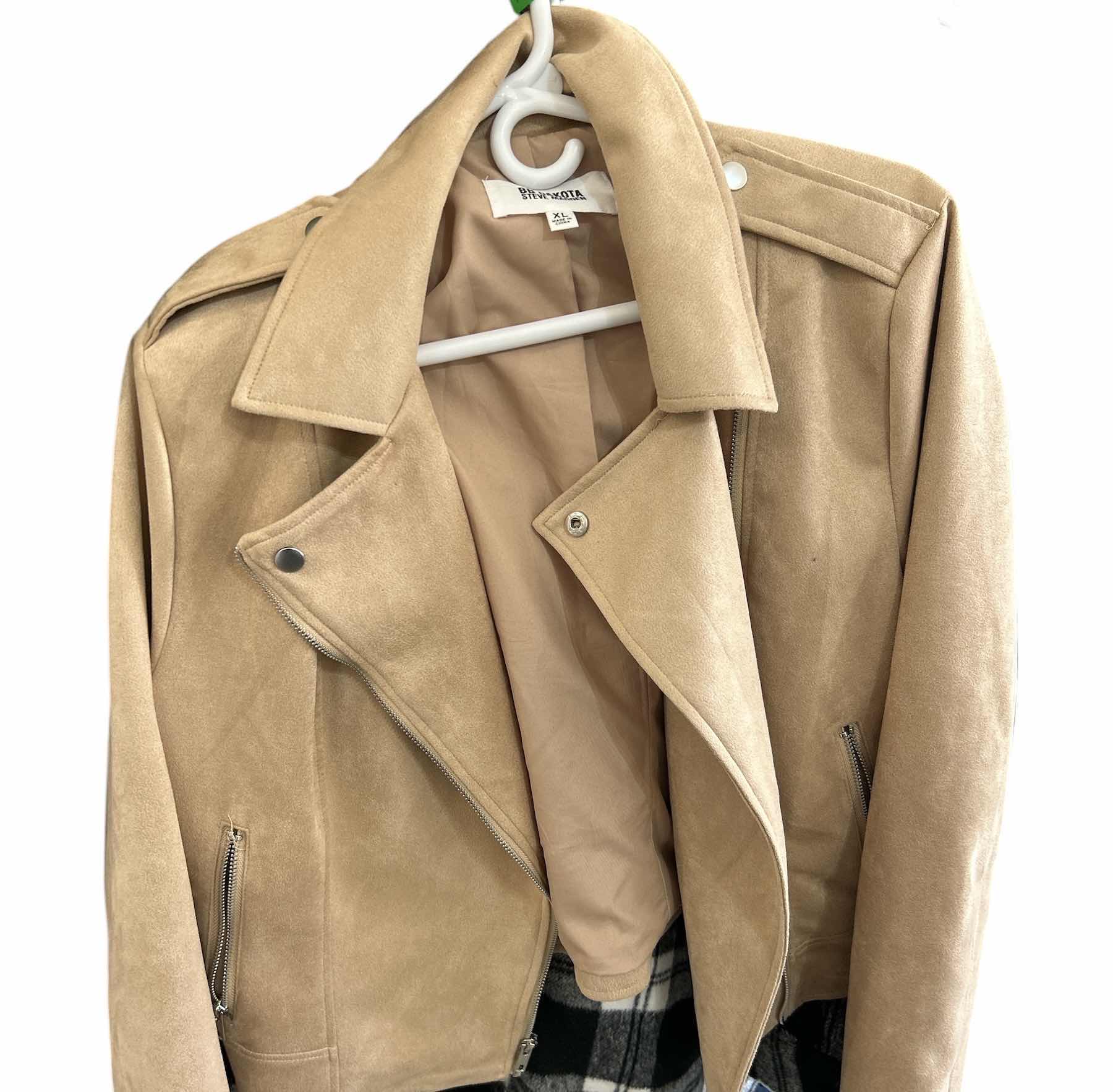 Photo 4 of 6 PIECES OF CLOTHING