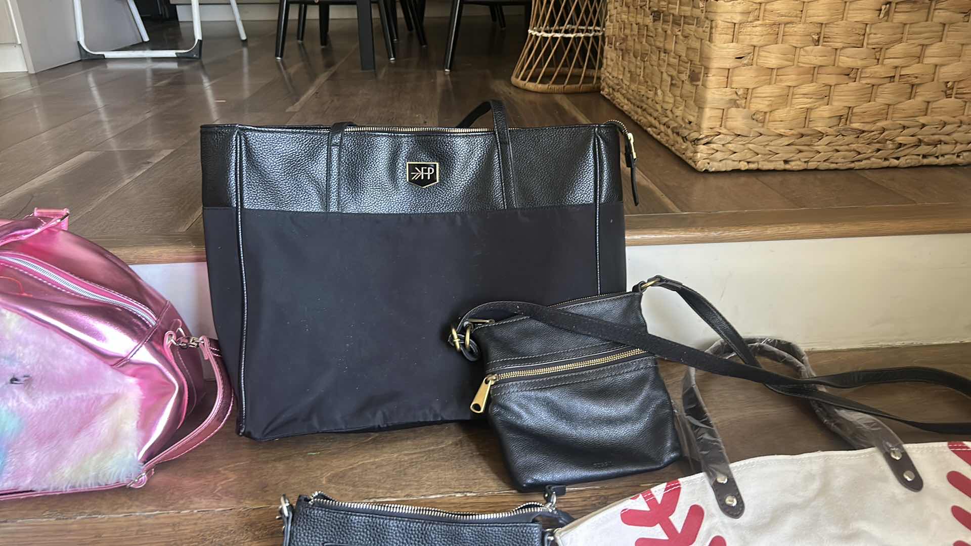 Photo 3 of 7 HANDBAGS AND TOTES