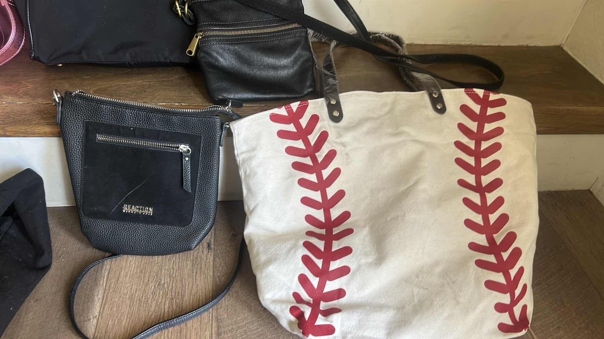 Photo 4 of 7 HANDBAGS AND TOTES