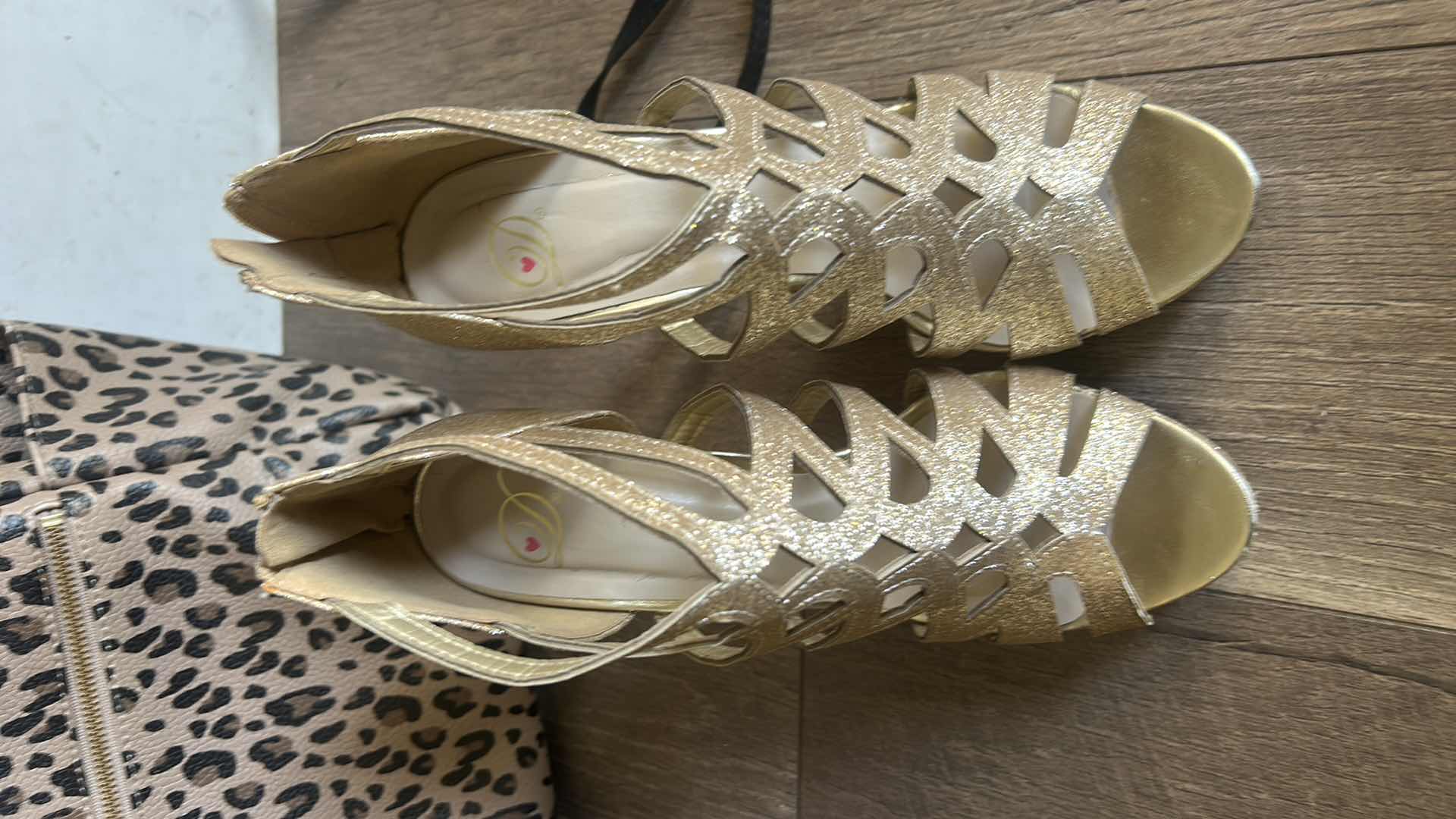 Photo 2 of WOMENS BACKPACK, HIGH HEELS SHOES, AND CROSS BODY