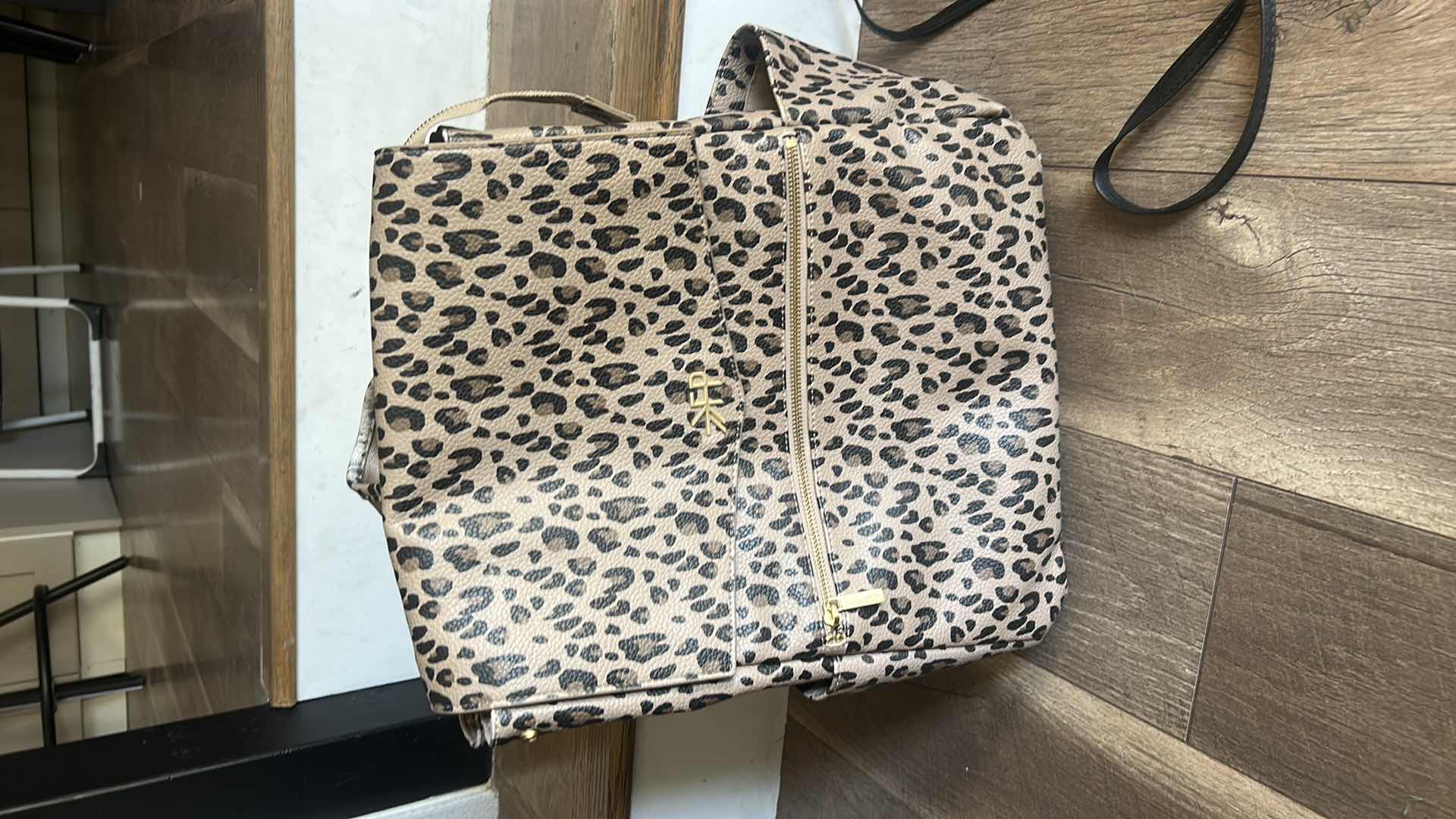 Photo 5 of WOMENS BACKPACK, HIGH HEELS SHOES, AND CROSS BODY