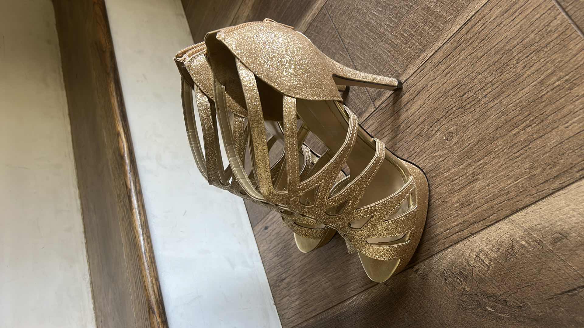 Photo 3 of WOMENS BACKPACK, HIGH HEELS SHOES, AND CROSS BODY