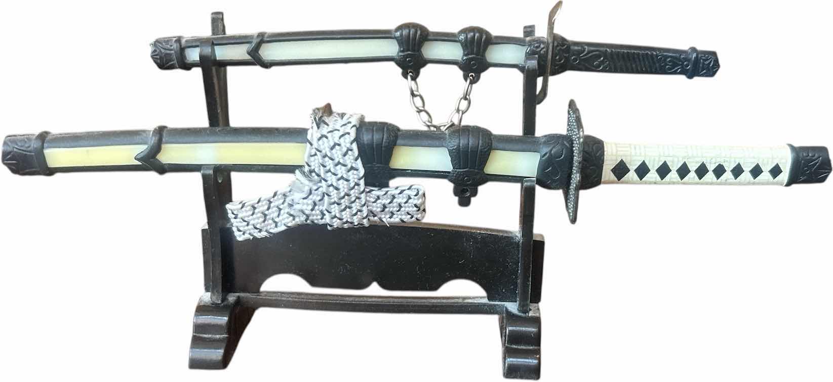 Photo 1 of 2 SMALL CHINESE ITEMS