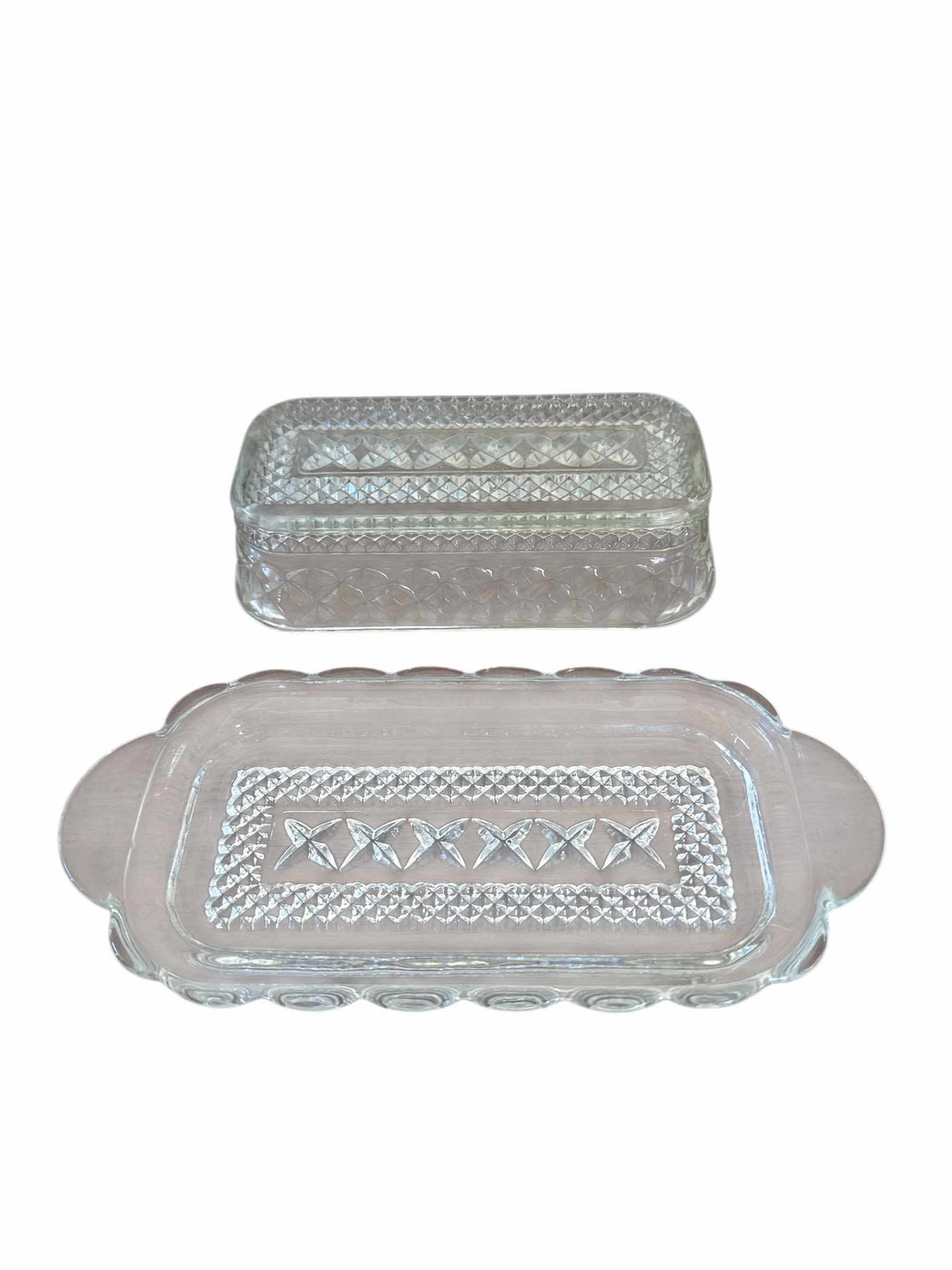 Photo 1 of 4- VINTAGE CRYSTAL GLASS, DIAMOND CUT, CRISSCROSS PATTERN, BUTTER DISH, CREAMER PITCHER, SALT AND PEPPER SHAKER

BUTTER DISH
8” X 3.5” X H2.5”