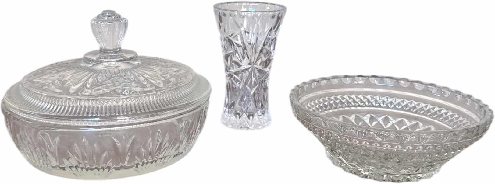 Photo 1 of 3- VINTAGE CRYSTAL GLASS, BONBON DISH, CANDY DISH WITH LID, LENOX BUD VASE

CANDY DISH WITH LID
D6” X H4.5”