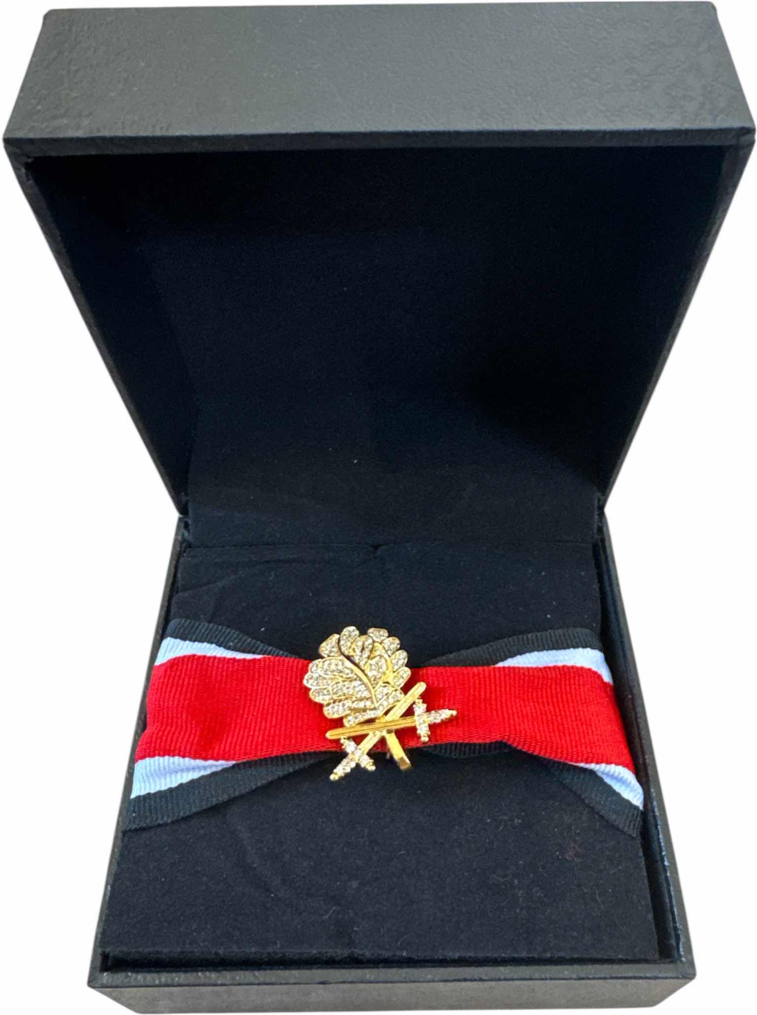 Photo 1 of 3- VINTAGE 1776-1976 YORK METALCRAFTERS PEWTER PLATES COMMEMORATING THE BICENTENNIAL OF THE UNITED STATES OF AMERICA, AND EISERNE KREUZ 1939-1945 GERMAN MEDAL OAK LEAF AND RIBBON

PLATE 
D10.75”